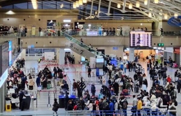 김해공항에서 국제선 탑승을 기다리고 있는 공항 이용객들.