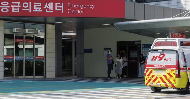 Patients wait for treatment at an emergency center in one of Seoul's biggest hospitals on Tuesday. (Yonhap)