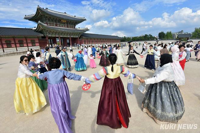 "청명한 가을 하늘 아래"추석 연휴 마지막 날인 18일 오후 서울 경복궁에서 한복 세계화 포럼 관계자 및 시민, 관광객들이 '1000명 한복 입기' 플래시몹 행사를 진행하고 있다.