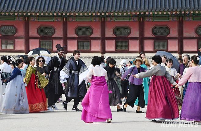 추석 연휴에도 폭염은 이어졌지만 한복을 곱게 차려입은 내외국인 참가자들이 밝은 표정으로 강강술래를 하고 있다.