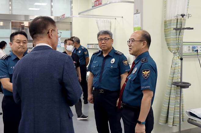 지난 13일 NK세종병원 응급실을 찾아가 비상대응상황을 점검하는 한원호 세종경찰청장(오른쪽). 세종경찰청  