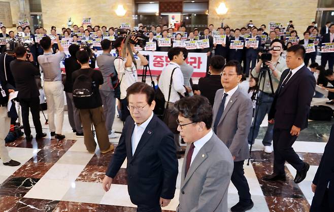 국민의힘 의원들이 19일 오후 ‘김건희·채상병 특검법’ 본회의 상정에 반발해 규탄 대회를 열어 항의하는 가운데 이재명 더불어민주당 대표를 비롯한 의원들이 국회 본회의장으로 들어가고 있다. 연합뉴스