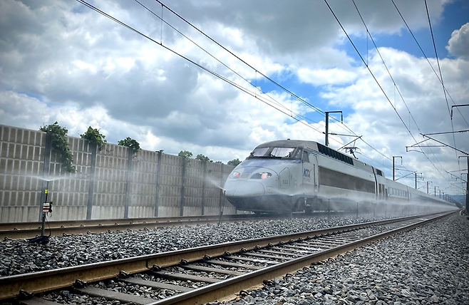 오송역 인근에서 레일온도가 48도를 넘자 자동살수장치에서 물이 나와 레일온도를 낮추고 있는 모습 / 사진=코레일 제공