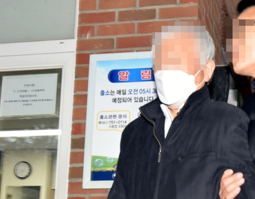 ‘청산가리 막걸리 사건’의 피고인 A(74)씨가 지난 1월 4일 재심 개시와 형 집행 정지로 순천교도소에서 풀려나고 있다. [사진 출처 = 연합뉴스]