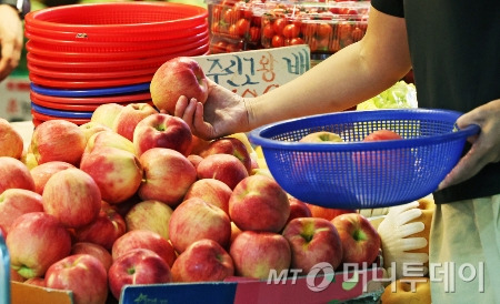 서울의 한 전통시장에서 시민이 사과를 구매하고 있다. /사진=(서울=뉴스1) 장수영 기자