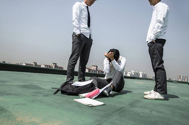 '학창 시절 학교폭력 가해자가 경찰관이 되어 청첩장을 보내왔다'는 폭로가 나와 논란이 된 가운데, 해당 경찰관이 재직 중인 것으로 알려진 강원 경찰청이 징계 가능성 여부를 살피고 있다. /사진=게티이미지뱅크