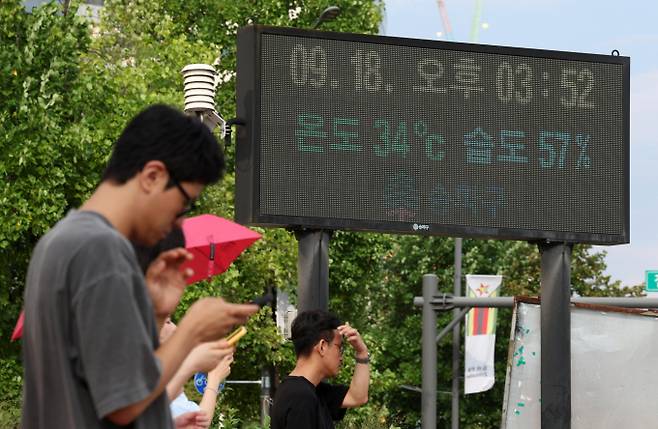 19일 낮 최고기온이 36도까지 오르며 폭염을 기록할 것으로 보인다. 사진은 지난 18일 서울 송파구 잠실네거리 전광판에 기온이 표시된 모습. /사진=뉴시스