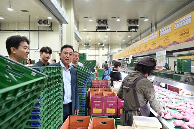 이충우 여주시장(왼쪽으로부터 3번째)이 농업회사법인 '거산'을 방문 생산과정을 둘러보고 있다. / 사진제공=여주시