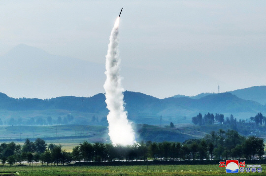 북한이 고중량 재래식 탄두를 장착한 신형 단거리탄도미사일(SRBM) 시험발사에 성공했다고 19일 밝혔다. 북한 미사일총국은 전날 “신형전술탄도미사일 ‘화성포-11다-4.5’ 시험발사와 개량형전략순항미사일 시험발사를 성공적으로 진행했다고 조선중앙통신이 이날 보도했다. 조선중앙통신 캡처