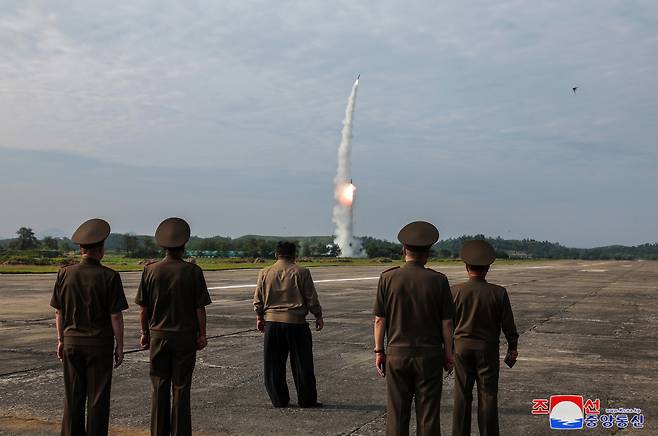 북한이 초대형 탄두를 장착한 신형 단거리탄도미사일(SRBM) 시험발사에 성공했다고 19일 밝혔다. 북한 미사일총국은 전날 김정은 국무위원장 지도 아래 “신형 전술탄도미사일 ‘화성포-11다-4.5’ 시험발사와 개량형 전략순항미사일 시험발사를 성공적으로 진행했다”고 밝혔다고 조선중앙통신이 이날 보도했다. [평양 조선중앙통신=연합