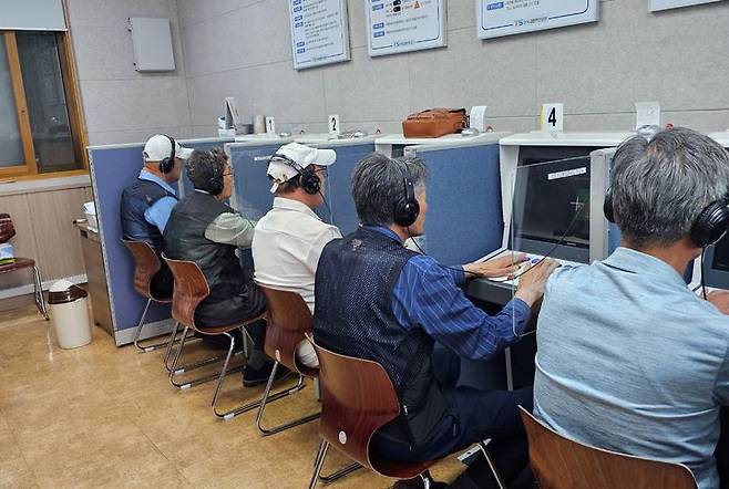 [서울=뉴시스]한국교통안전공단 부산본부 운전적성정밀검사장에서 만65세 이상 고령운수종사자들이 자격유지검사를 받는 모습. 2024.09.19. (사진=교통안전공단 제공) photo@newsis.com  *재판매 및 DB 금지