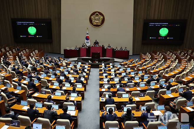 [서울=뉴시스] 권창회 기자 = 19일 오후 서울 여의도 국회에서 열린 제418회국회(정기회) 제8차 본회의에서 지역회폐법이 통과되고 있다. 2024.09.19. kch0523@newsis.com