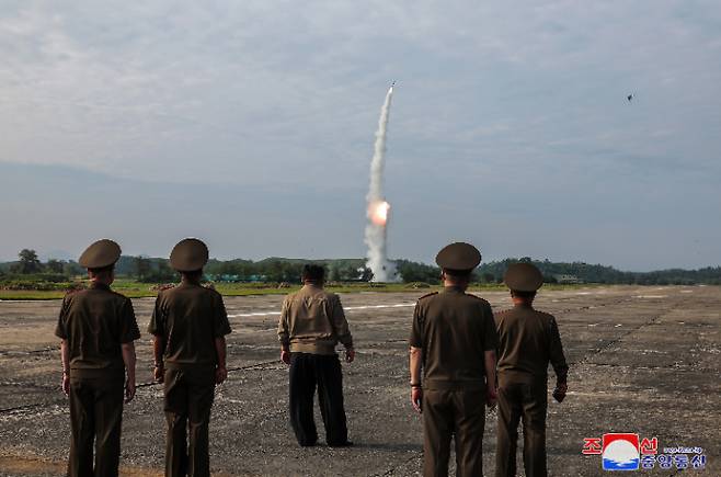 북한이 고중량 재래식 탄두를 장착한 신형 단거리탄도미사일(SRBM) 시험발사에 성공했다고 19일 밝혔다. 연합뉴스