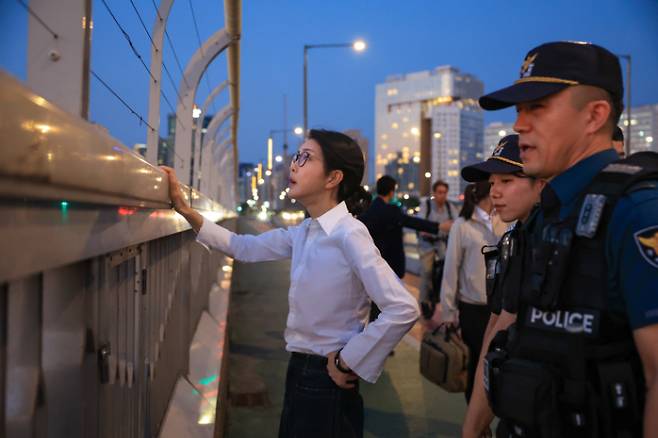 김건희 여사, 자살 예방 및 구조 활동 경찰과 마포대교 도보 순찰     (서울=연합뉴스) 진성철 기자 = 김건희 여사가 10일 '세계 자살 예방의 날'을 맞아 서울 마포대교에서 마포경찰서 용강지구대 근무자와 함께 도보 순찰을 하고 있다. 2024.9.10  [대통령실 제공. 재판매 및 DB 금지]     zjin@yna.co.kr (끝)   <저작권자(c) 연합뉴스, 무단 전재-재배포, AI 학습 및 활용 금지> 연합뉴스