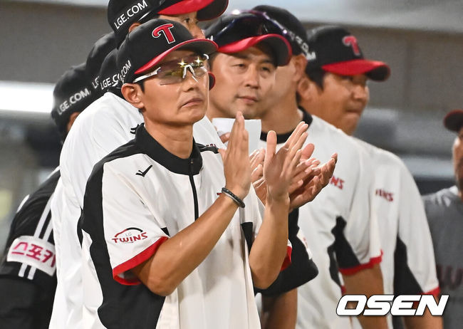 [OSEN=부산, 이석우 기자] 18일 부산 사직야구장에서 2024 신한 SOL 뱅크 KBO 리그 롯데 자이언츠와 LG 트윈스의 경기가 열렸다. 홈팀 롯데는 김진욱이 선발 출전하고 LG는 임찬규가 선발 출전했다.LG 트윈스 염경엽 감독이 롯데 자이언츠에 5-3으로 역전승하고 축하박수를 치고 있다. 2024.09.18 / foto0307@osen.co.kr