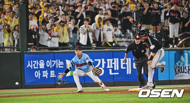 [OSEN=부산, 이석우 기자] 18일 부산 사직야구장에서 2024 신한 SOL 뱅크 KBO 리그 롯데 자이언츠와 LG 트윈스의 경기가 열렸다. 홈팀 롯데는 김진욱이 선발 출전하고 LG는 임찬규가 선발 출전했다.LG 트윈스 오지환이 8회초 2사 1루 이영빈 타석때 2루 도루 후 3루까지 쇄도, 볼 빠지는 사이 세이프되고 있다. 2024.09.18 / foto0307@osen.co.kr