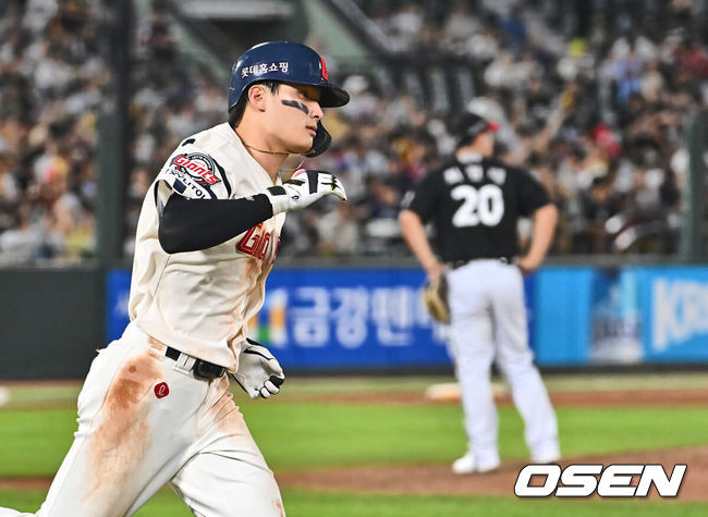 [OSEN=부산, 이석우 기자] 19일 부산 사직야구장에서 2024 신한 SOL 뱅크 KBO 리그 롯데 자이언츠와 LG 트윈스의 경기가 열렸다. 홈팀 롯데는 박세웅이 선발 출전하고 LG는 임준형이 선발 출전했다.롯데 자이언츠 윤동희가 6회말 무사 1루 좌월 2점 홈런을 치고 하이파이브를 하고 있다. 2024.09.19 / foto0307@osen.co.kr