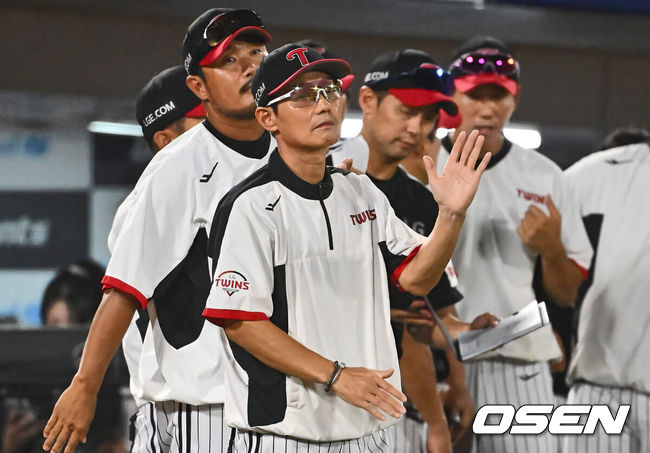 [OSEN=부산, 이석우 기자] 19일 부산 사직야구장에서 2024 신한 SOL 뱅크 KBO 리그 롯데 자이언츠와 LG 트윈스의 경기가 열렸다. 홈팀 롯데는 박세웅이 선발 출전하고 LG는 임준형이 선발 출전했다.LG 트윈스 염경엽 감독이 롯데 자이언츠에 7-4로 승리한 후 선수들과 기쁨을 나누고 있다. 2024.09.19 / foto0307@osen.co.kr