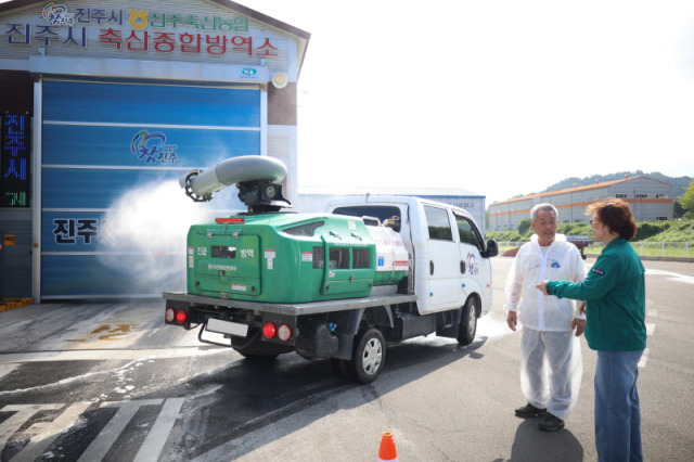 ▲조해숙 농업기술센터소장이 가축방역 대응 현장 점검을 하고 있다. ⓒ진주시