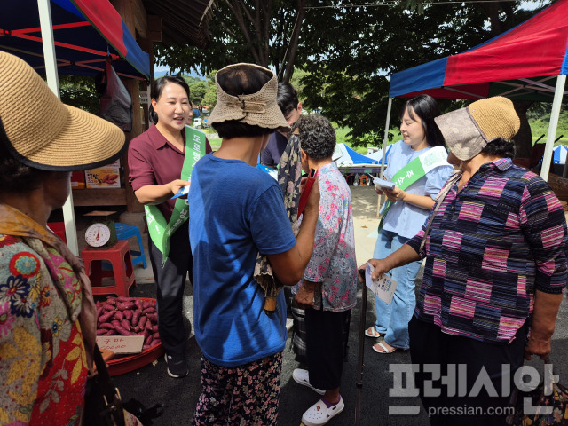 ▲담양군이 추석을 맞아 담양읍 전통시장을 방문 도로명주소 및 지적재조사 홍보했다ⓒ담양군