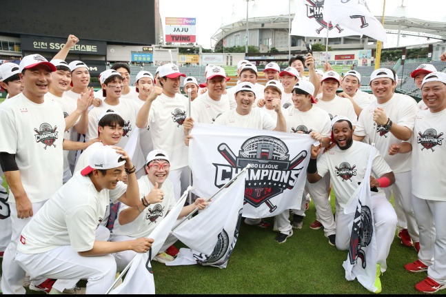 KIA 선수단이 17일 인천 SSG전에서 2024 KBO 리그 정규시즌 우승을 확정한 후 기념사진을 촬영하고 있다. /사진=KIA 타이거즈 제공