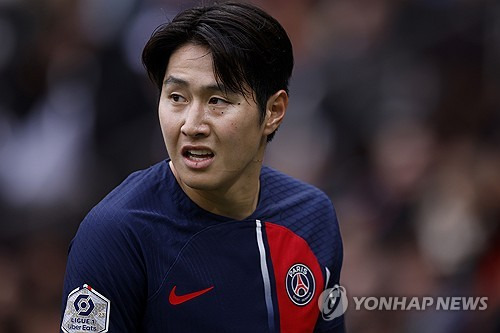 파리 생제르맹(PSG) 팬들도 루이스 엔리케 감독이 이강인을 선발로 기용하길 원하고 있다. 시즌 초반부터 두 경기 연속 득점을 몰아쳤던 이강인이 지로나FC를 상대한 이번 시즌 PSG의 첫 번째 유럽축구연맹(UEFA) 챔피언스리그 경기에서도 교체 출전해 좋은 퍼포먼스를 선보이자 이강인을 주전으로 써야 한다는 PSG 팬들의 생각은 더욱 확고해졌다. 사진 연합뉴스