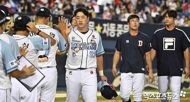 19일 오후 서울 송파구 잠실야구장에서 열린 '2024 신한 SOL Bank KBO리그' KIA 타이거즈와 두산 베어스의 경기, 두산이 KIA에 9:4로 승리하며 4연승을 기록했다.  ​​​​​​​이날 경기에서 승리한 두산 선수들이 기뻐하고 있다. 잠실, 김한준 기자