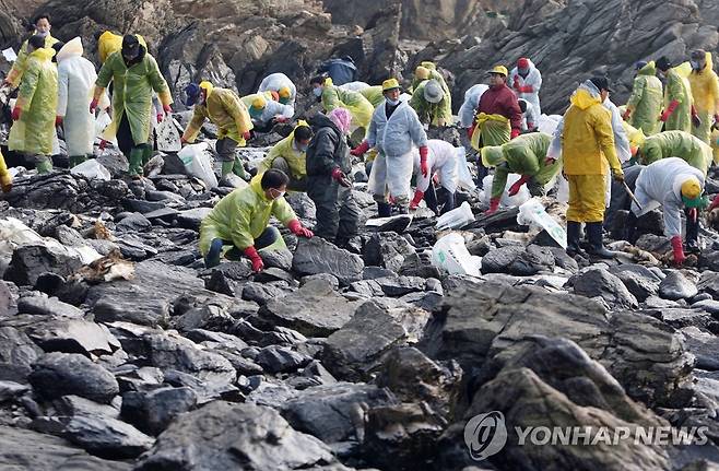 태안 앞바다 기름 제거 작업 (태안=연합뉴스) 태안 앞바다 기름 유출 사고로 방제작업이 엿새째 계속되고 있는 2007년 12월 12일 학암포 해수욕장에서 주민과 자원봉사자들이 물이 빠진 사이 바위에 붙어있는 기름을 제거하고 있다. [연합뉴스 자료사진]