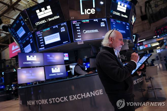 미 뉴욕증권거래소(NYSE) (로이터=연합뉴스) 미국 연방준비제도(Fed·연준)가 금리 인하를 발표한 18일(현지시간)  뉴욕 증권거래소에서 한 트레이더가 시장 상황을 보고 있다. 2024.9.19. photo@yna.co.kr