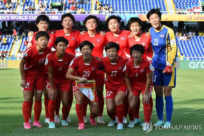 미국전에 앞서 기념사진을 촬영하는 북한 여자 U-20 대표팀 선수들 [AFP=연합뉴스]