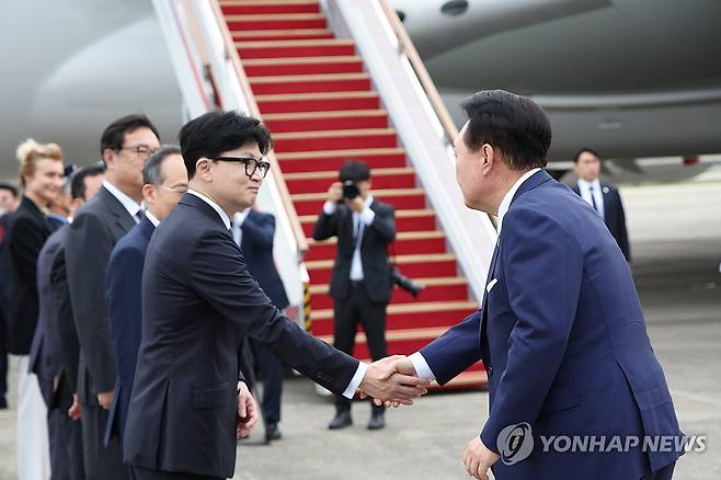 윤석열 대통령, 국민의힘 한동훈 대표와 악수 (성남=연합뉴스) 진성철 기자 = 윤석열 대통령이 19일 성남 서울공항에서 체코 공식 방문을 위해 출국하며 환송나온 국민의힘 한동훈 대표와 악수하고 있다. 2024.9.19 zjin@yna.co.kr