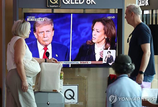 대선 첫 토론 나서는 해리스-트럼프 (서울=연합뉴스) 류영석 기자 = 11일 오전 서울역 대합실에 설치된 텔레비전에서 카멀라 해리스 미국 부통령과 도널드 트럼프 전 미국 대통령의 미 대선 후보 TV토론회가 생중계되고 있다. 2024.9.11 ondol@yna.co.kr