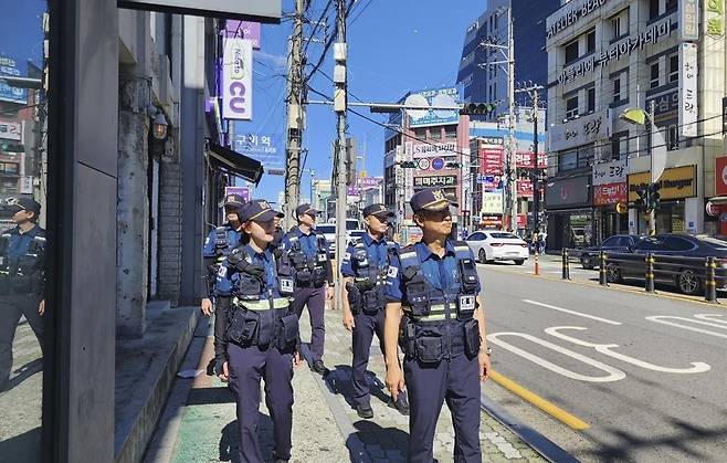 추석 연휴 구미역서 방범 활동하는 경북 경찰 [경북경찰청 제공, 재판매 DB 금지]