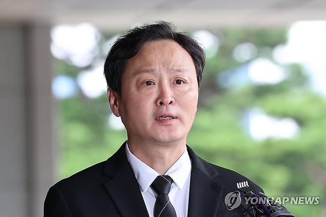 질문에 답하는 티몬 대표 (서울=연합뉴스) 신현우 기자 = 티몬·위메프의 대규모 미정산 사태와 관련해 류광진 티몬 대표가 19일 오전 피의자 신분으로 조사받기 위해 서울 서초구 서울중앙지방검찰청에 출석하며 취재진 질문에 답하고 있다. 2024.9.19 nowwego@yna.co.kr