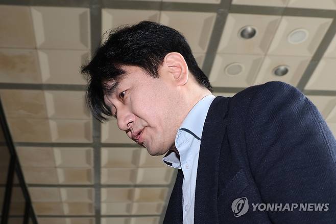 피의자 조사 출석하는 위메프 대표 (서울=연합뉴스) 신현우 기자 = 티몬·위메프의 대규모 미정산 사태와 관련해 류화현 위메프 대표가 19일 오전 피의자 신분으로 조사받기 위해 서울 서초구 서울중앙지방검찰청에 출석하고 있다. 2024.9.19 nowwego@yna.co.kr