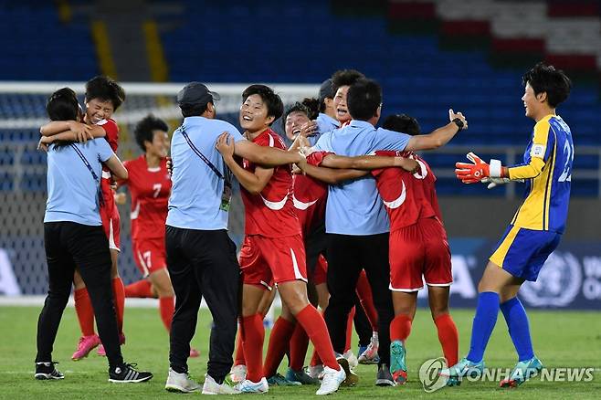 승리를 기뻐하는 북한 U-20 여자 대표팀 선수들 [AFP=연합뉴스]