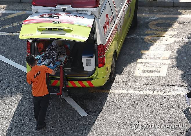 이송되는 환자 (서울=연합뉴스) 김성민 기자 = 추석 연휴를 앞두고 전국 병원 곳곳이 응급실 운영에 차질을 빚고 있는 가운데 11일 오전 서울 동작구 한 대형병원 응급실 인근에서 환자가 이송되고 있다. 2024.9.11 ksm7976@yna.co.kr