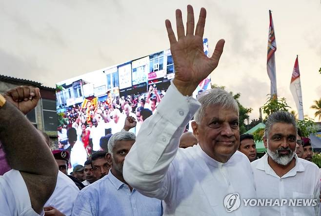 유세장에 도착한 라닐 위크레메싱게 스리랑카 대통령 [AP 연합뉴스 자료사진. 재판매 및 DB 금지]