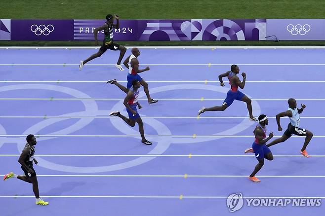 파리 올림픽 육상 남자 200ｍ에서 우승한 테보고(오른쪽) [AP=연합뉴스 자료사진]