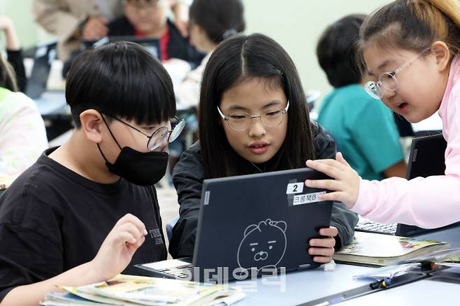 파주 운정초 학생들이 스마트기기를 활용한 에듀테크 수업을 받고 있다.(사진=경기도교육청)