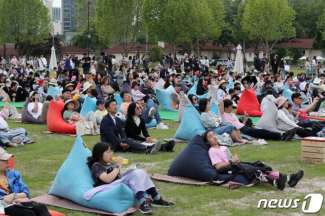 13일 오후 서울 용산구 용산어린이정원을 찾은 시민들이 정원 개방을 기념해 열린 '꿈의 오케스트라'공연을 즐기고 있다. 2023.5.13/뉴스1 ⓒ News1 박세연 기자