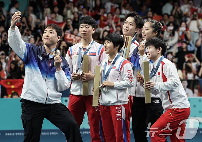 대한민국 탁구 대표팀 신유빈, 임종훈 선수가 7월30일(한국시간) 프랑스 파리 사우스 파리 아레나4에서 열린 '2024 파리올림픽' 탁구 혼합복식 시상식에서 금메달을 획득한 중국 왕추친, 쑨잉사와 은메달을 획득한 북한 리종식, 김금용과 함께 기념촬영을 하고 있다. 2024.7.30/뉴스1 ⓒ News1 이동해 기자