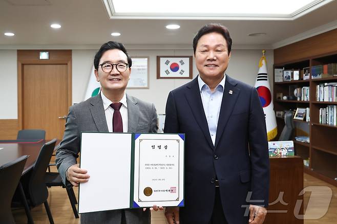 오동호 신임 경남연구원장(왼쪽)이 20일 경남도청에서 임명장을 받고 연구원 이사장인 박완수 경남지사와 기념촬영을 하고 있다.(경남도 제공)