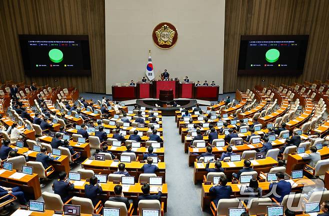 19일 오후 서울 여의도 국회에서 열린 제418회국회(정기회) 제8차 본회의에서 순직 해병 수사 방해 및 사건 은폐 등의 진상규명을 위한 특별검사의 임명 등에 관한 법률안(대안, 채해병 특검법)이 국민의힘 불참 속에 재적 300인, 재석 170인, 찬성 170인, 반대 0인, 기권 0인으로 통과되고 있다. 2024.9.19/뉴스1 ⓒ News1 안은나 기자