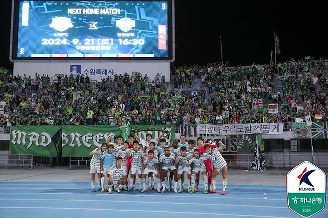 전북 선수들이 수원FC전에서 승리한 뒤 단체 사진을 촬영하고 있다. 사진 | 한국프로축구연맹