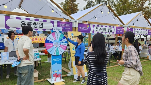 6일 음성군 금빛근린공원에서 개최된 충북청년축제의 청년 참관객이 한국고용정보원 온통청년 홍보 부스를 찾아 이벤트에 참여하고 있다./한국고용정보원