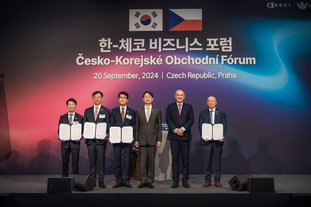 왼쪽부터 한국자동차연구원 나승식 원장, 한국산업기술평가원 전윤종 원장, 현대차 전략기획실 김동욱 부사장, 산업통상자원부 안덕근 장관, 체코 산업통상부 요제프 시켈라 장관, 체코 오스트라바 공대 바츨라프 스나셀 총장. /대한상공회의소