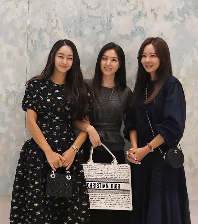 전시회 프리뷰에서 함께 인증샷을 남긴 서효림, 서혜진, 소유진. @yujin_so
