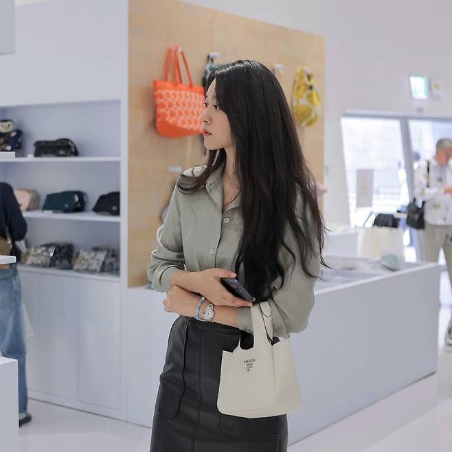 프라다 백을 들고 전시회장을 찾은 설현. @s2seolhyuns2
