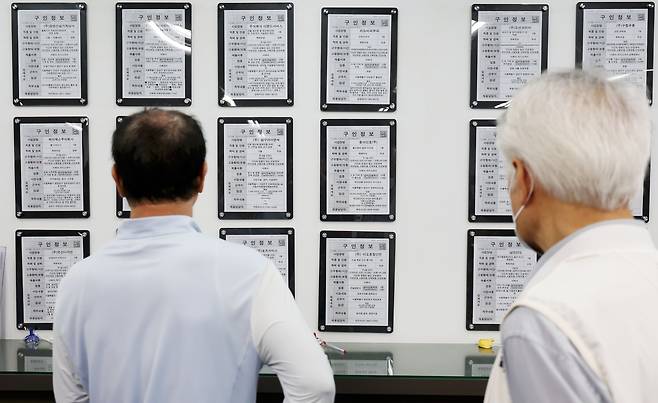 19일 서울에 있는 고용센터를 방문한 고령 구직자가 일자리 정보 게시판을 살펴보고 있다. 통계청에 따르면 지난 4~6월 65세 이상 취업자 수는 월평균 394만명으로 청년층(15~29세·380만7000명) 취업자 수를 사상 처음으로 앞질렀다./뉴시스